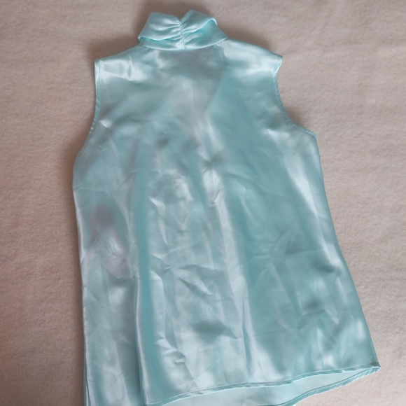 Silky sleeveless blouse with bow - Picture 2 of 5